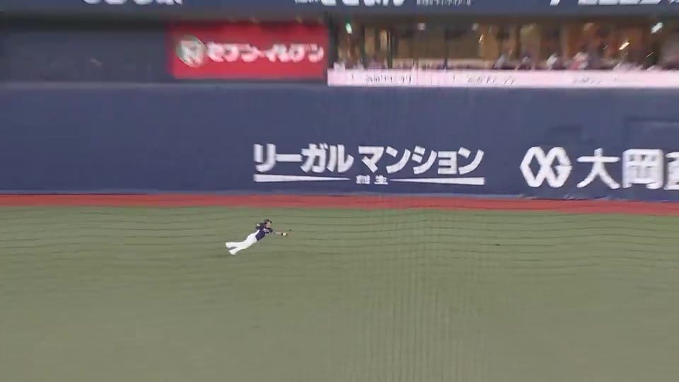 【4回裏】守備でも魅せる!! ライオンズ・西川愛也 右中間への打球をダイビングキャッチ!!  2023年9月25日 オリックス・バファローズ 対 埼玉西武ライオンズ