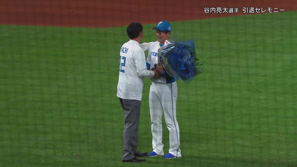 【ファイターズ・谷内亮太 引退セレモニー】「憧れの名手」からのノックでショートでのラスト守備を披露!!  2023年9月27日 北海道日本ハムファイターズ 対 千葉ロッテマリーンズ