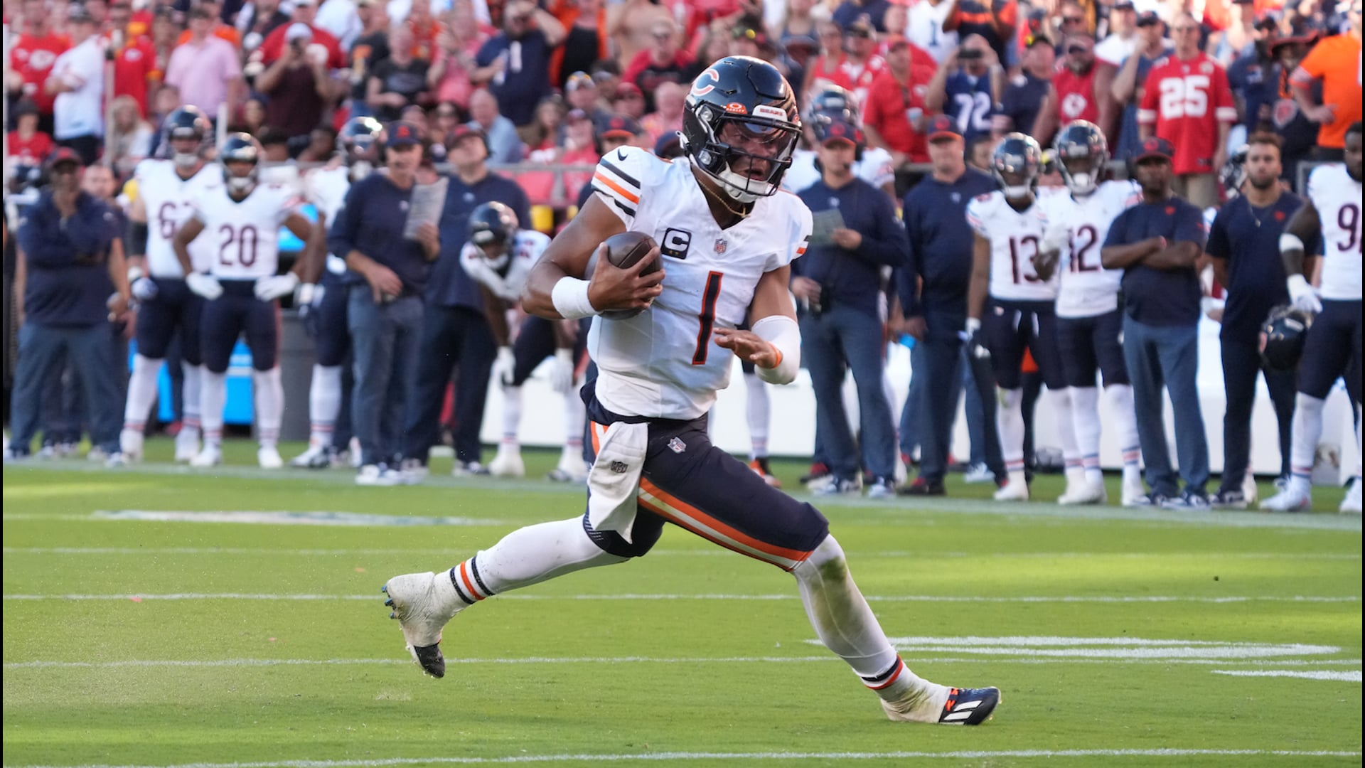 WATCH: Chicago Bears OL Teven Jenkins throws first pitch at Wrigley Field -  On Tap Sports Net