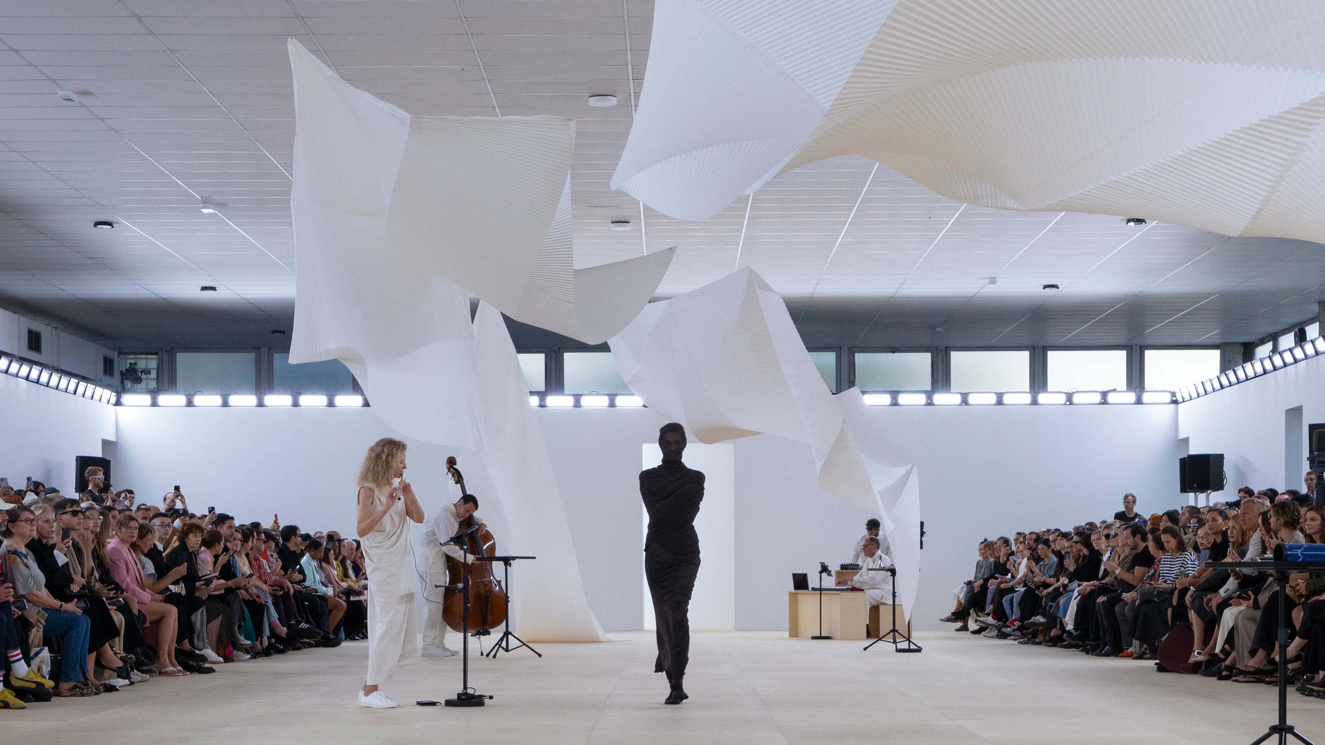 ISSEY MIYAKE コレクション SPRING SUMMER 2024 – isseymiyake.com ISSEY MIYAKE コレクション SPRING SUMMER 2024 – isseymiyake.com
