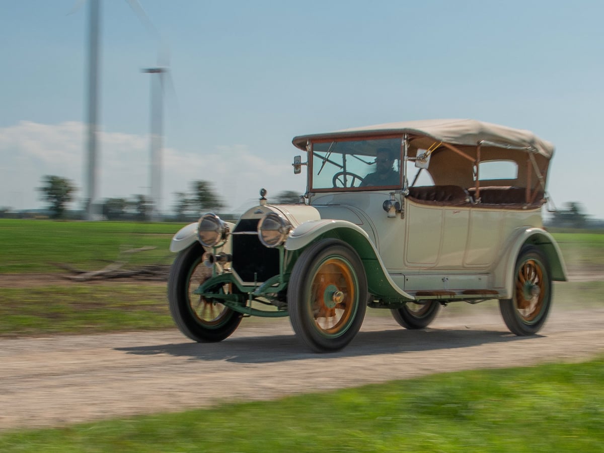 Join us for a drive in Bentleys incredible 8Litre ahead of its sale at Cliveden House 2024