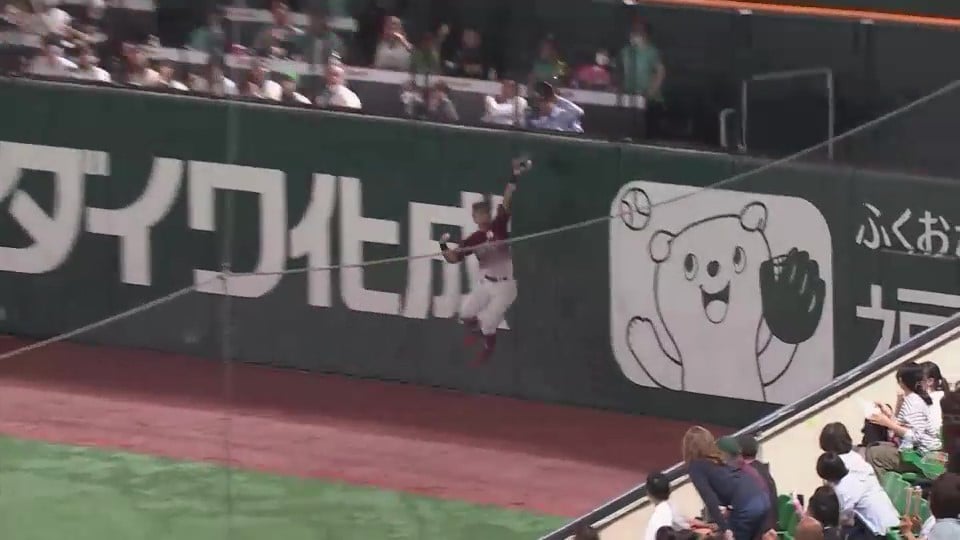 【4回裏】投手を助ける好守!! イーグルス・岡島豪郎 フェンスを恐れずナイスキャッチ!!  2023年10月3日 福岡ソフトバンクホークス 対 東北楽天ゴールデンイーグルス
