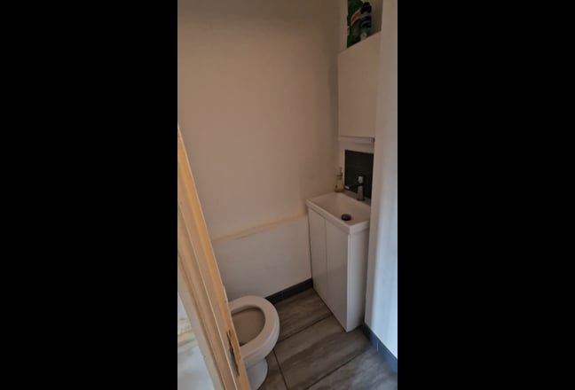 Large Double Room Main Photo