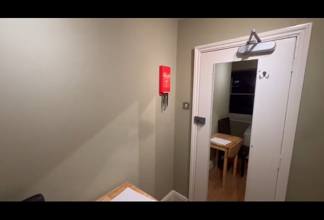 Double Bedsit Available in West Kensington Main Photo