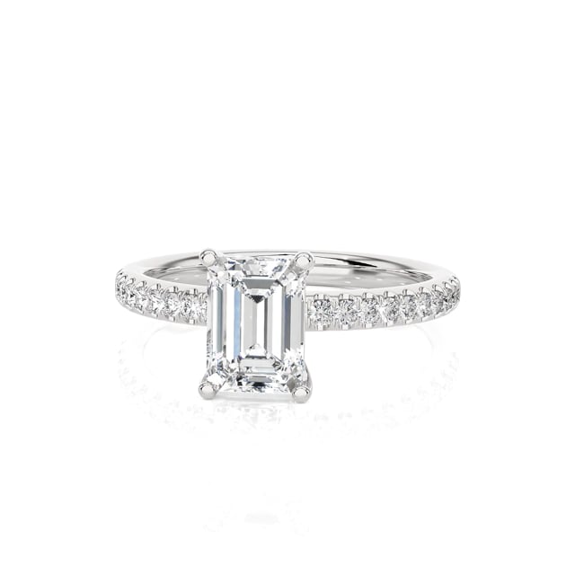 1.00 carats bague solitaire avec un diamant de laboratoire émeraude en or blanc avec diamants de laboratoire sur les côtés