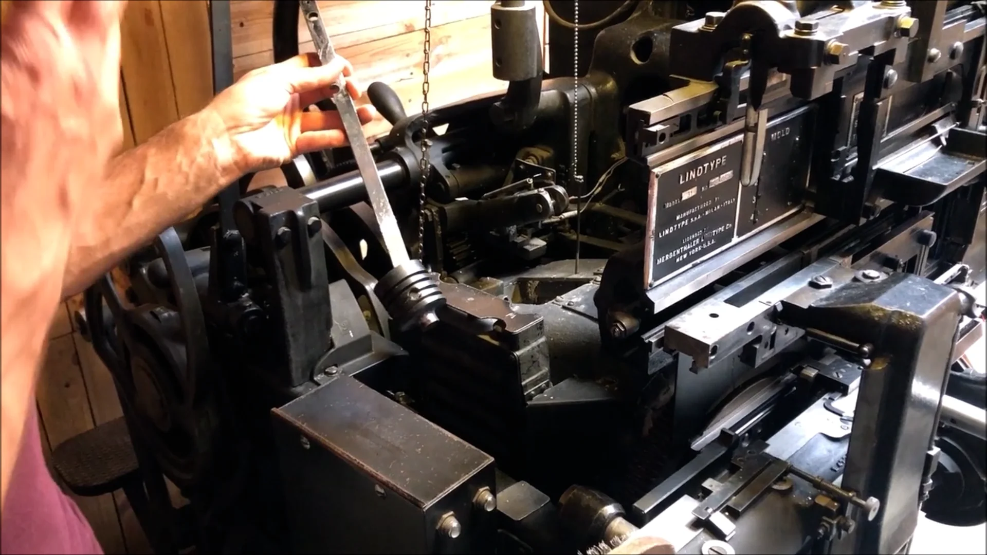 19 Linotype-Intertype pomp insteken, uitnemen on Vimeo