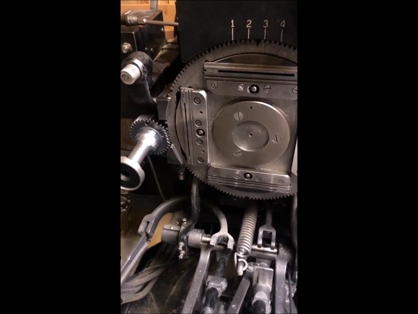 21 Linotype-Intertype gietvorm poetsen on Vimeo