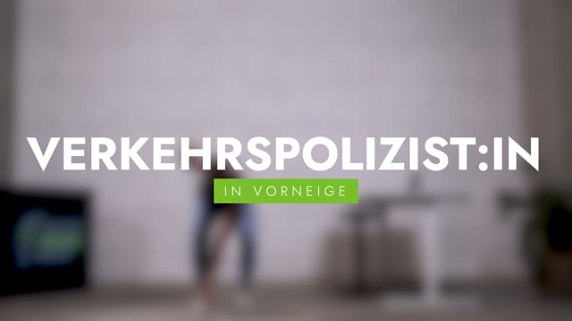 Verkehrspolizistin in Vorneige