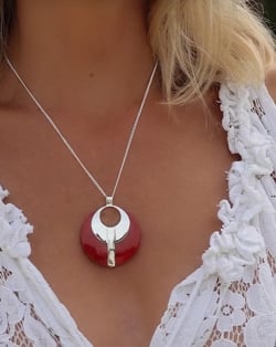 Pendentif élégant en corail et argent : Bijou tendance pour une allure raffinée