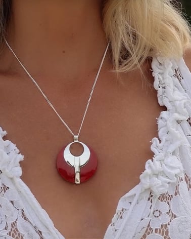 Elegant coral and silver pendant: Trendy jewellery for a refined look