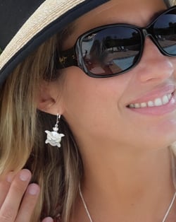 Boucles d'Oreille Tortue Nacre Blanche Sertie Argent 925