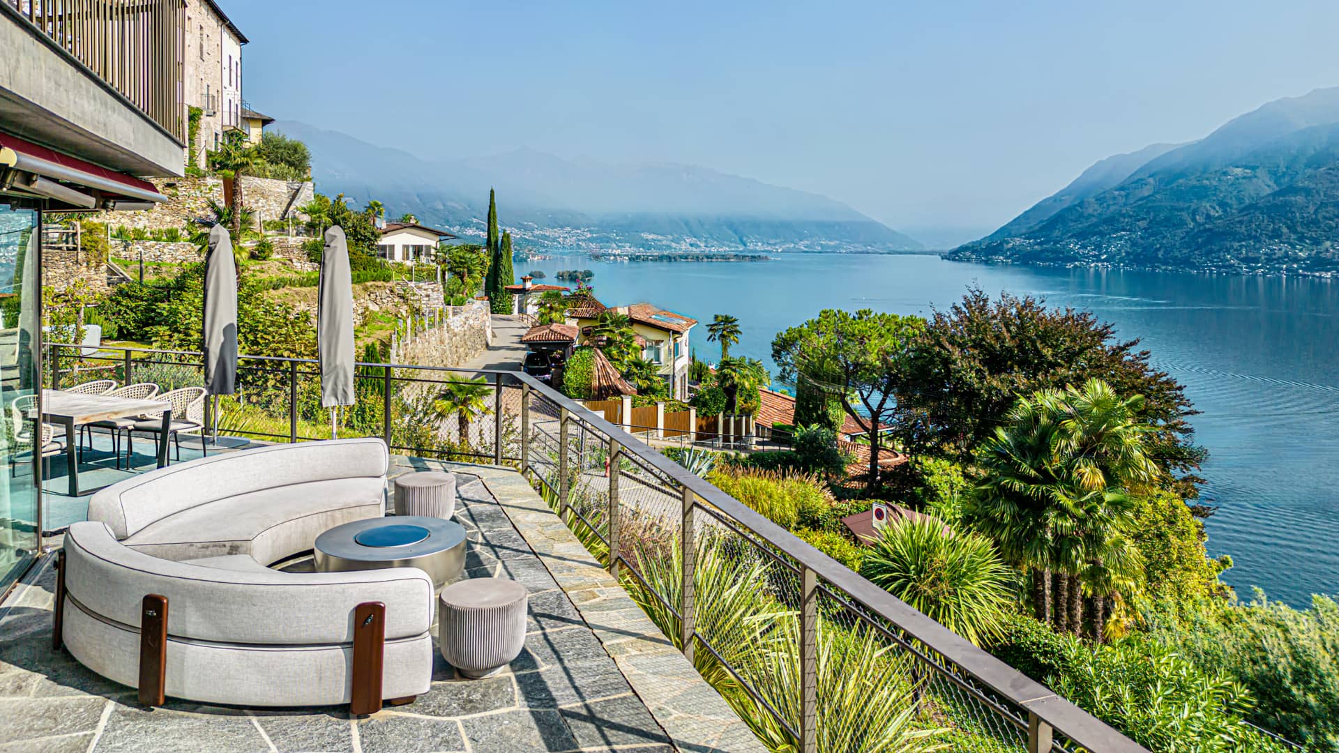 Exclusive apartment with 180° panoramic view on Lake Maggiore in