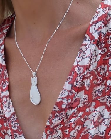 White Mother-of-Pearl Pendant Set With Silver Cat Shape