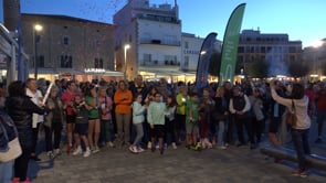 Multitudinària marxa contra el càncer de mama a l'Escala 