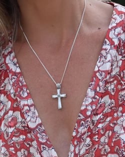 Croce Madreperla bianca su ciondolo d'argento