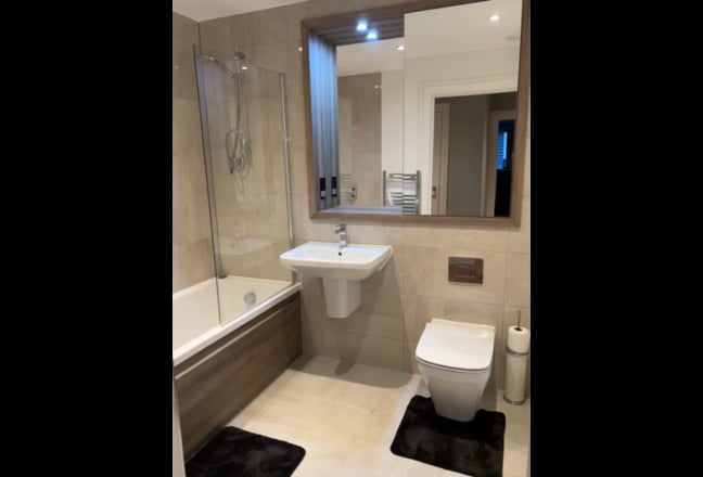 Extra Large double bedroom + Own private bathroom Main Photo