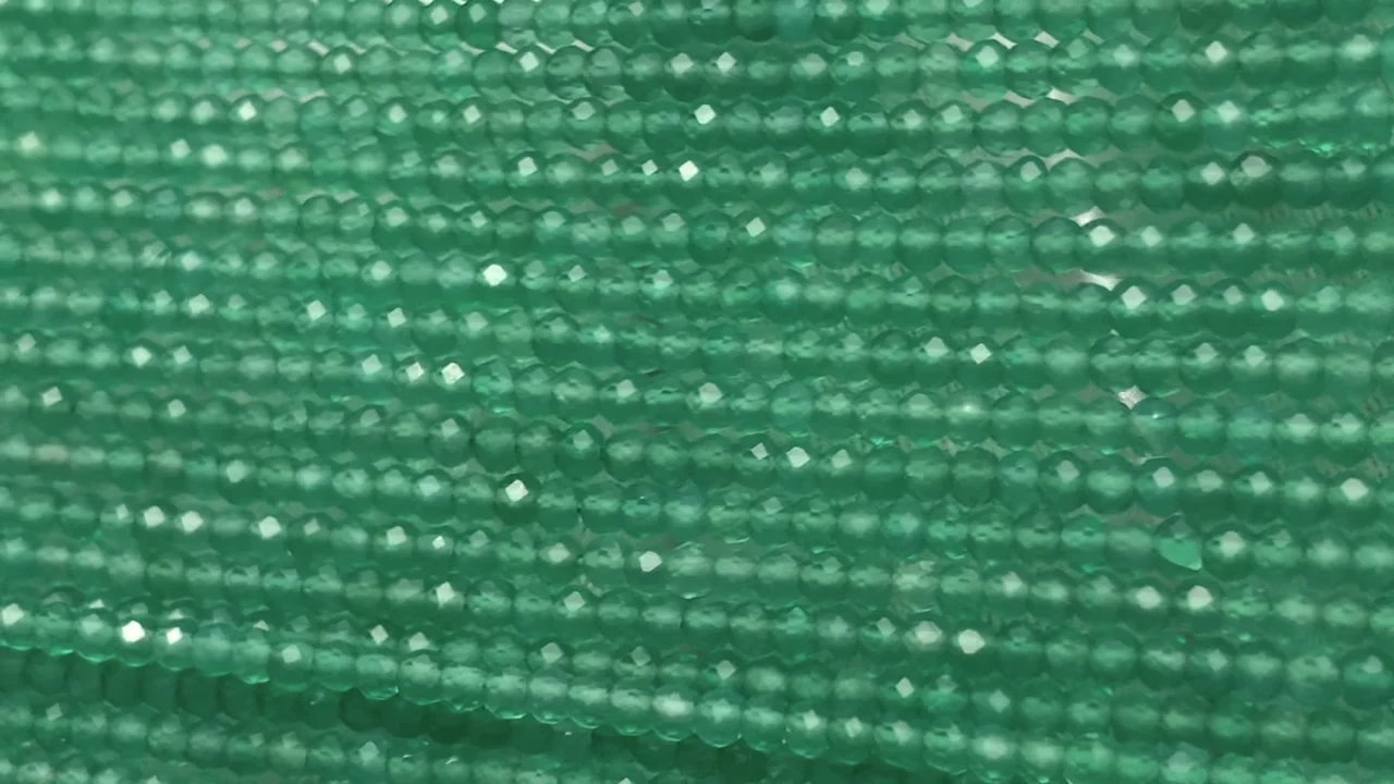 グリーンオニキス 極小ボタンカット2×2×1.5mm 1連｜天然石ビーズの卸 