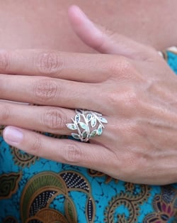 Anillo de nácar abulón sobre pétalo de plata