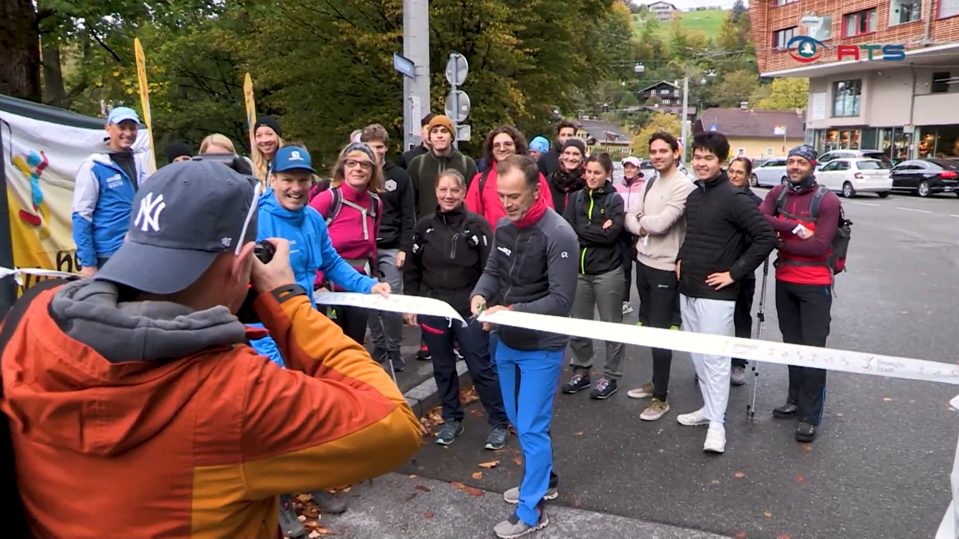 300-gipfelstuermer-nehmen-an-der-ersten-expedition-auf-salzburgs-hausberg-teil