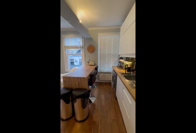 Double Room by Putney Bridge (Bills Included) Main Photo