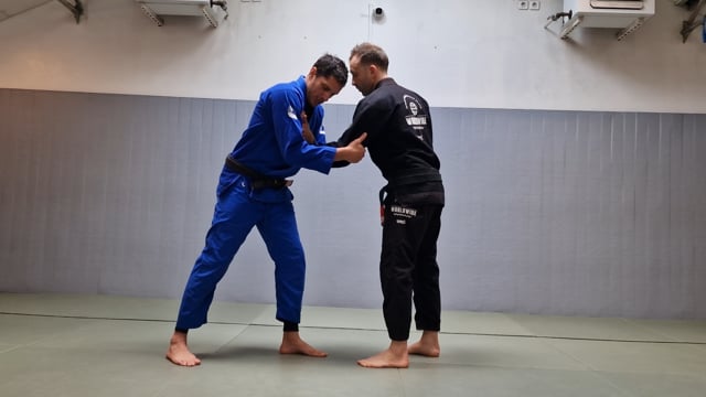 Défense en clé de poignet quand l'adversaire nous pousse debout