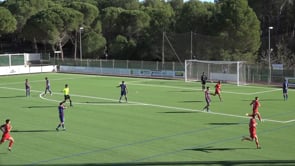 El partit, que comença tard, acaba amb cinc gols, lesionats, targetes i tensió a la grada (2-3)