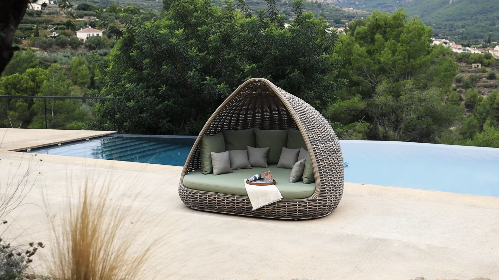 【週末セール】【3Dアート】MULTIPLE BANANA インテリア おしゃれ SHADE DAYBED - SKYLINE DESIGN - Premium Outdoor Furniture