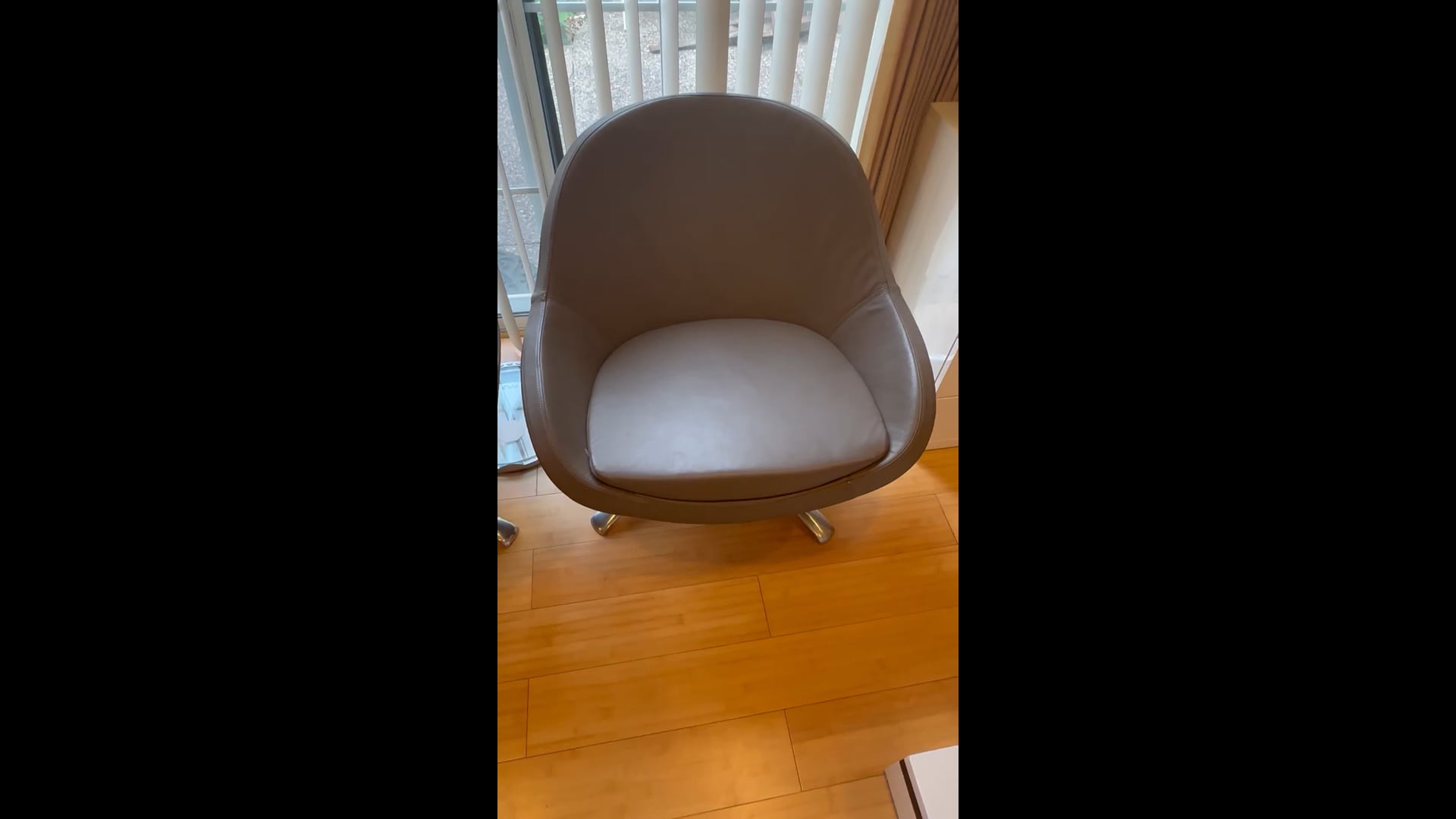 BoConcept Veneto Swivel Lounge Armchairs, set of 2 in Gray Salto