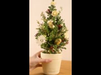 Cómo decorar un mini árbol de navidad con flores secas