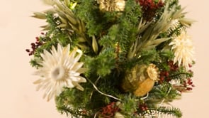 Cu00f3mo decorar un mini u00e1rbol de navidad con flores secas