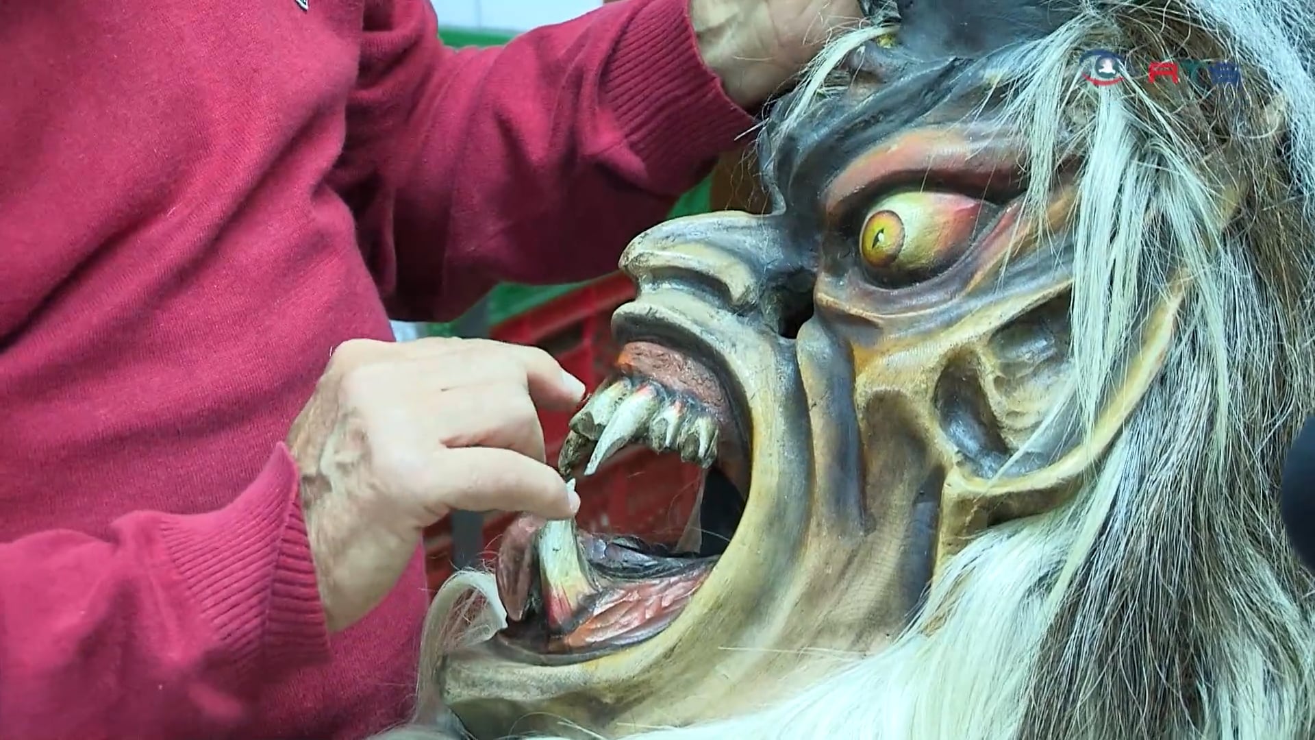 beruehmter-krampuslauf-in-der-werkstadt-der-altgnigler-pass-werden-masken-und-kostueme-fuer-die-laeufer-massgeschneidert