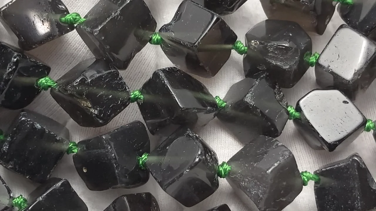 アグニマニタイト ダイス15×15mm 半連/1連｜天然石の卸問屋・通販