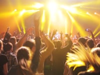 V16-Crowd_is_enjoying_the_1865985_HDMP4