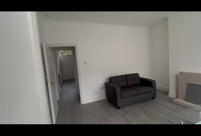 Comfy bedroom house-shared close to city centre  Main Photo