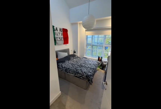 Cozy, bright double room in two bed flat Main Photo