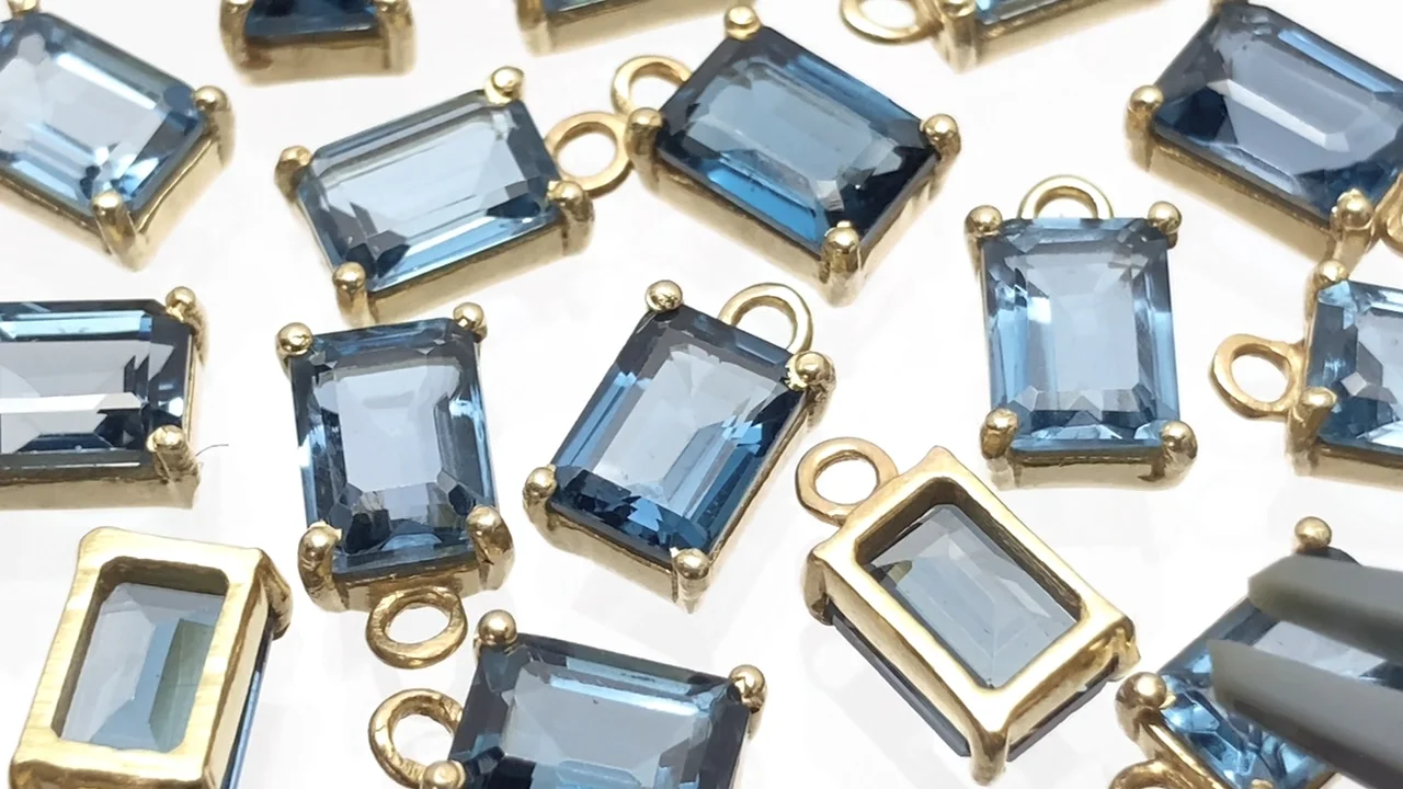 スカイブルートパーズ　レクタングルコンケーブ（穴あき） スカイブルートパーズ レクタングルコンケーブ（穴あき） スカイブルー