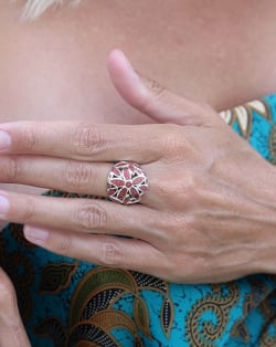 Anillo Flor de Coral sobre Plata Maciza