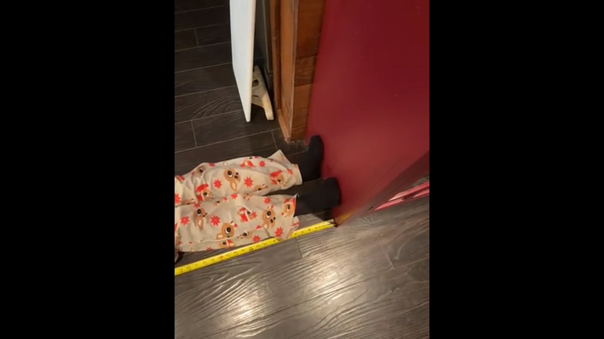 Watch élise fennell's Height: 60.8 inches