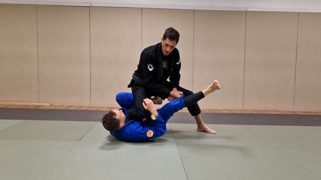 Défense de clé de cheville quand l'adversaire met le pied sur la ceinture