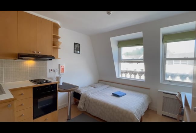 Top Floor Studio Flat in Earl's Court, London Main Photo