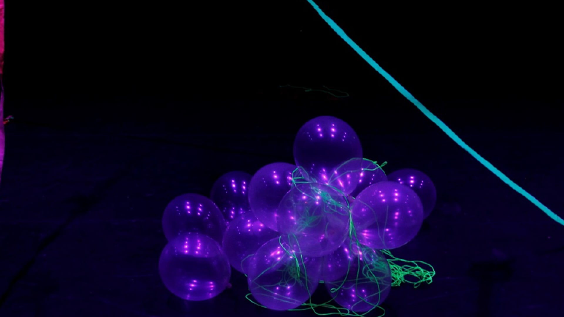 The Cells (2021). Balloon, neon green thread, fluorescent red and green sticky paper dots. Designed and performed by Wanshu Li