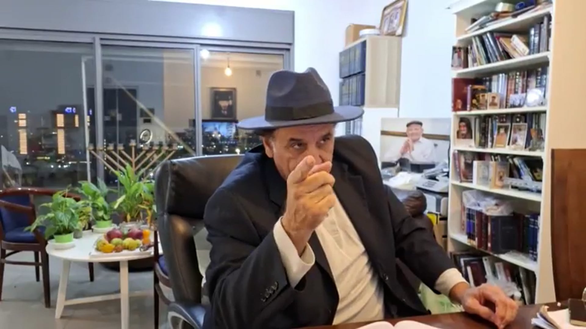הסחת הדעת בעיצומה קומו תתעוררו בהול.21.11.22