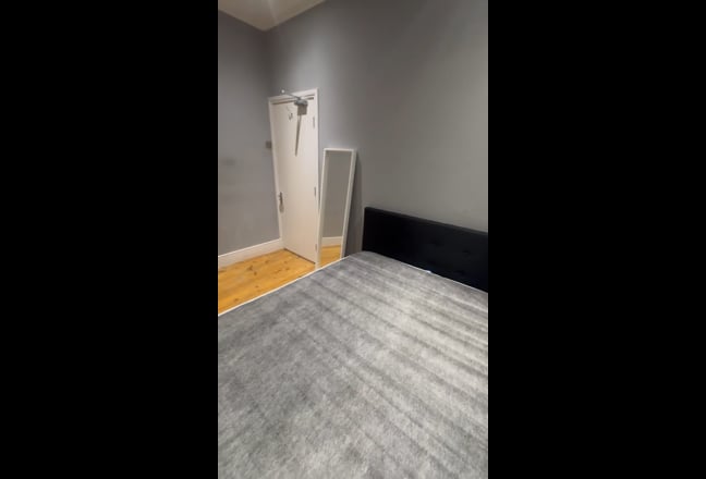 Bedroom with private shower room Main Photo