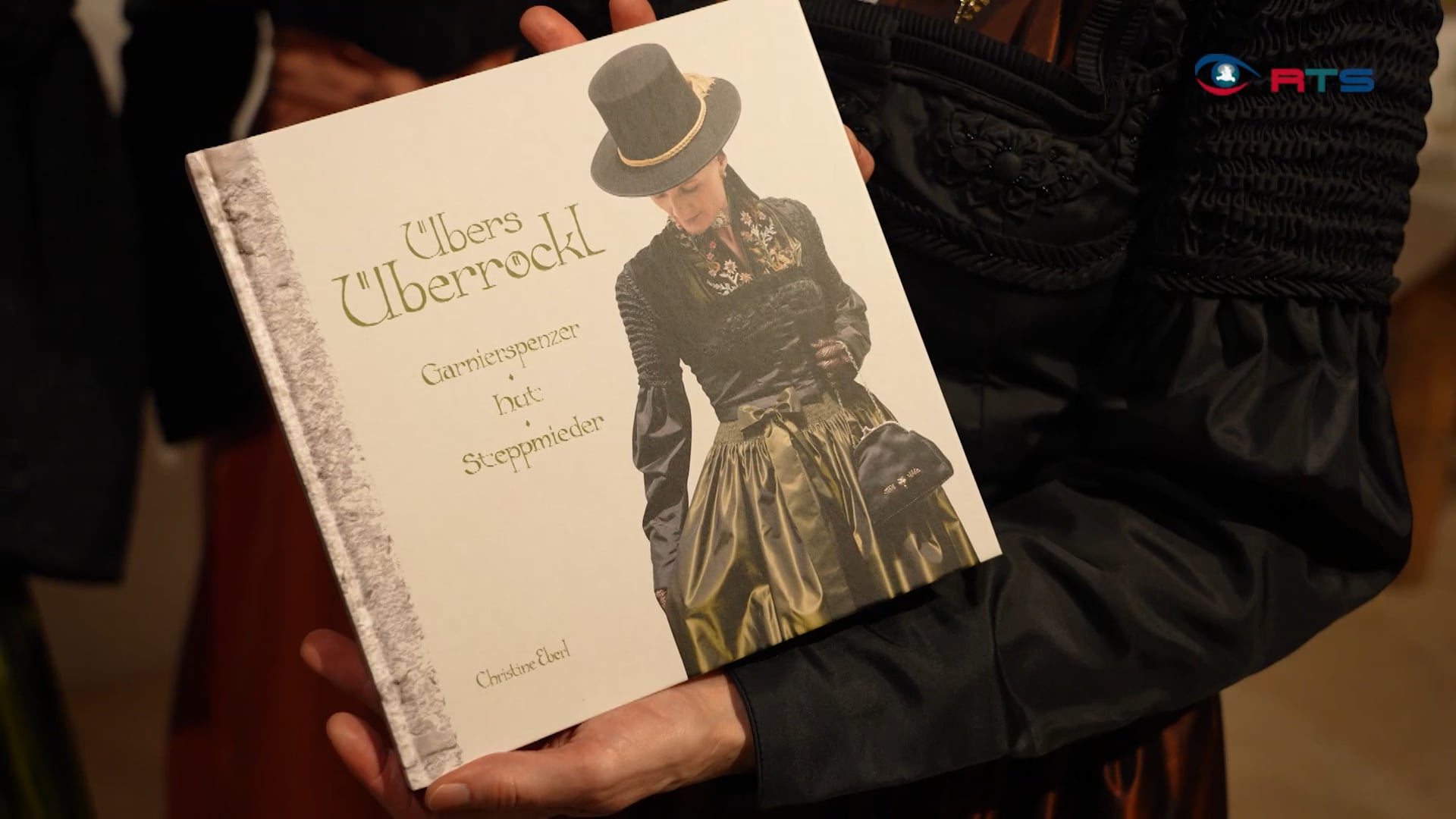 uebers-ueberroeckl-erstes-buch-ueber-die-kostbarste-tracht-im-land-salzburg-erschienen
