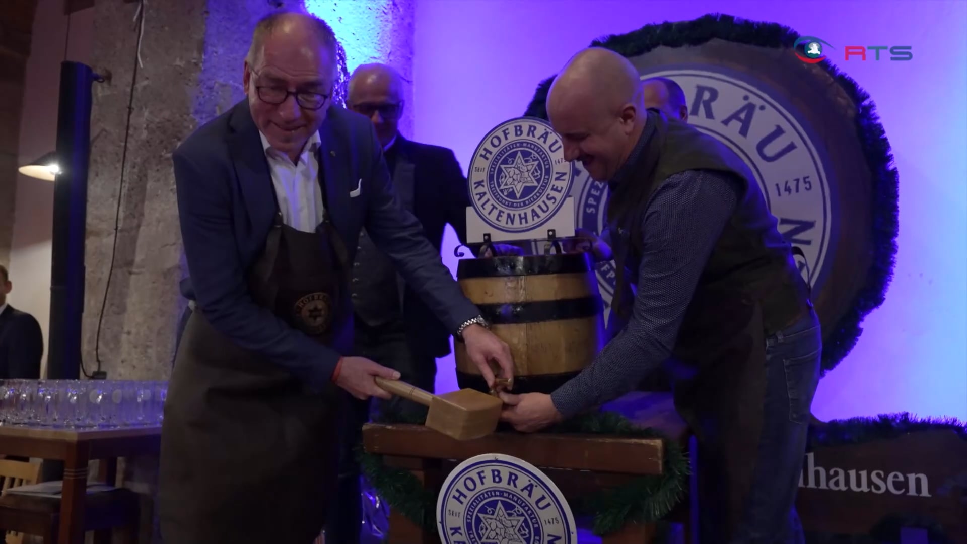 bockbieranstich-im-hofbraeu-kaltenhausen-von-honigfarbe-und-biskuit-aroma