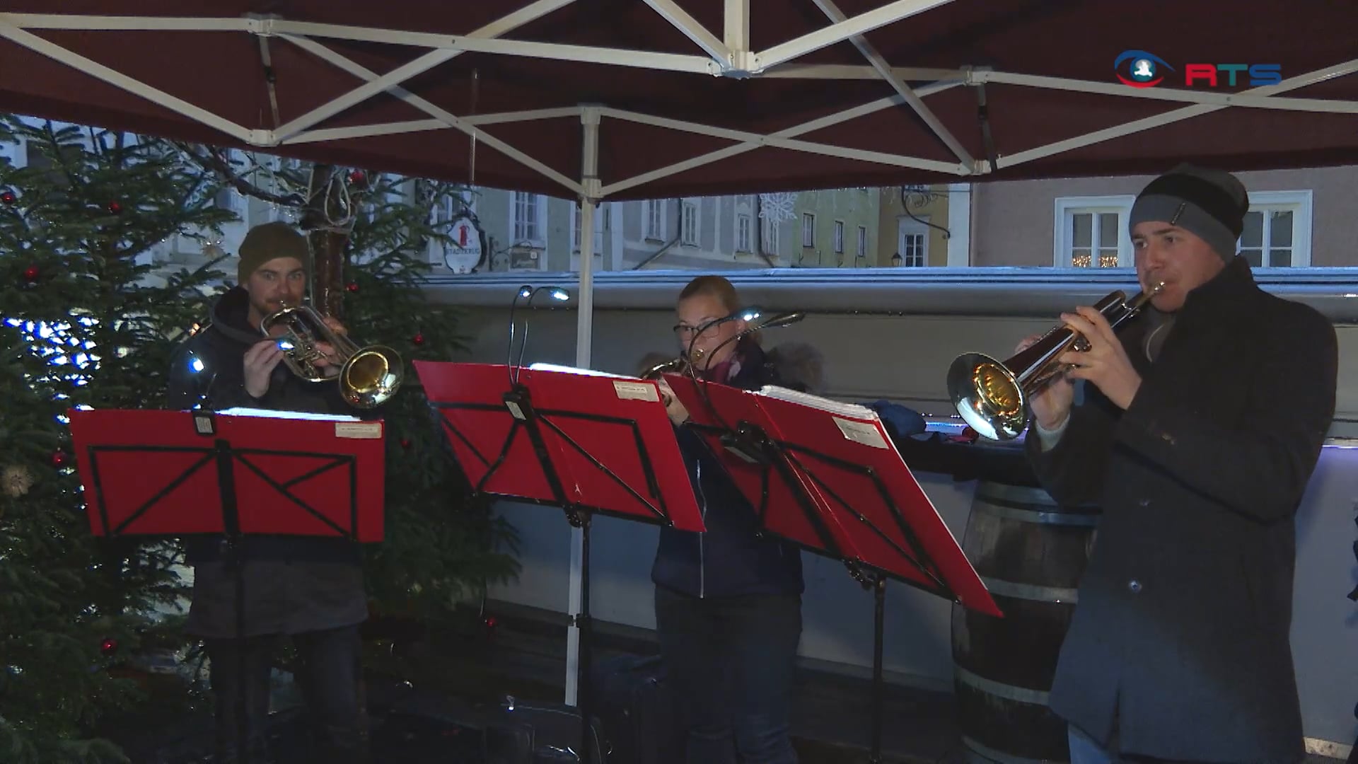 neue-weihnachtsbeleuchtung-umrahmt-adventmarkt-in-halleins-stadtzentrum