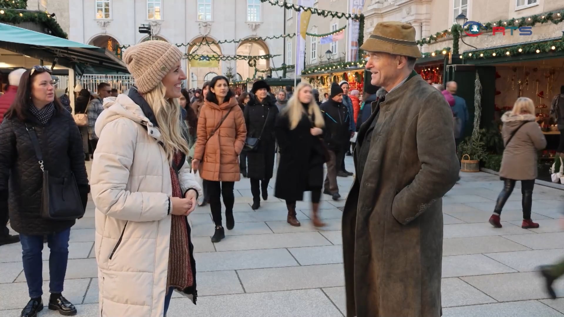 tamara-koenig-im-gespraech-mit-christkindlmarkt-obmann-wolfgang-haider