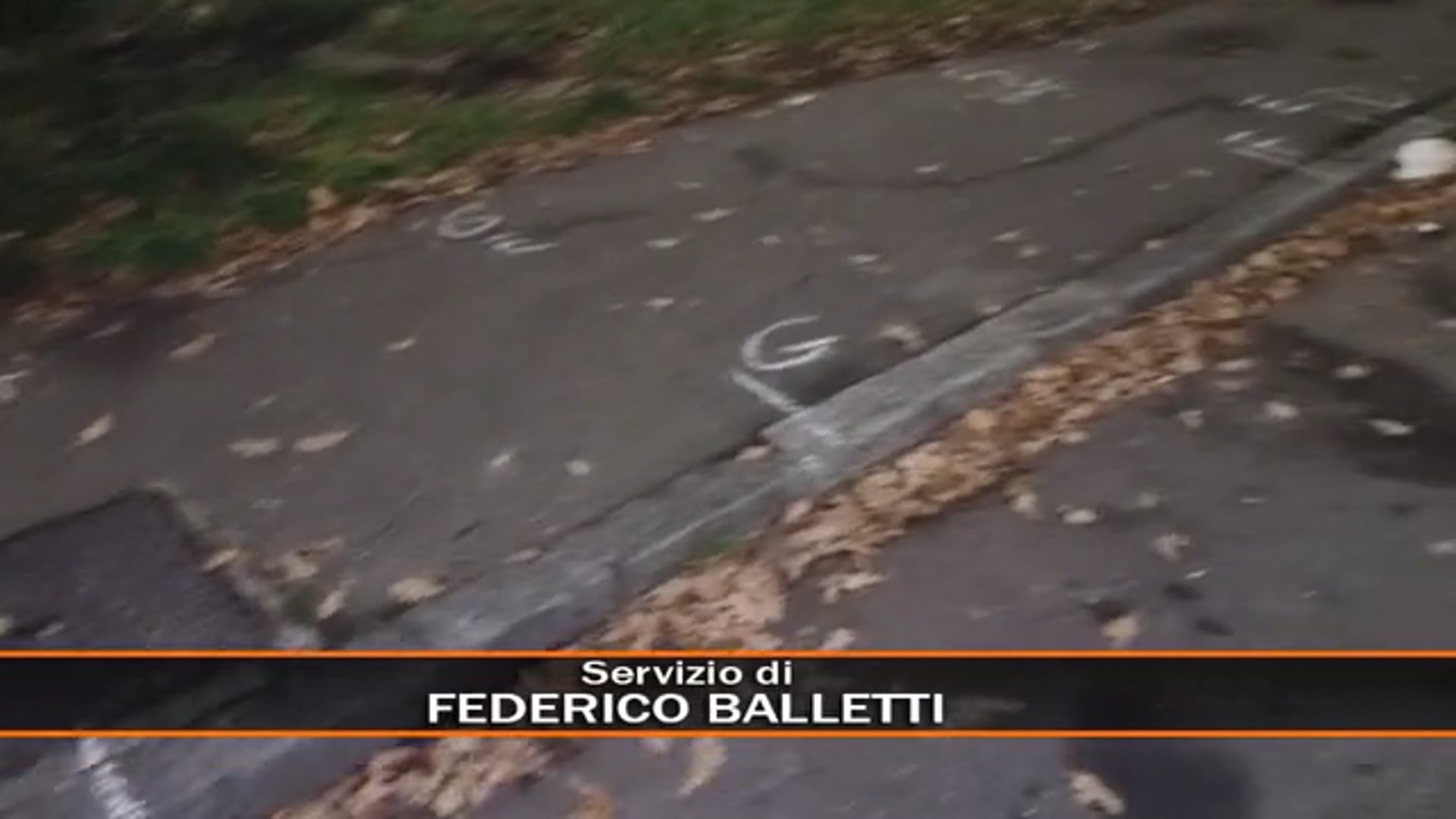 Auto sale su marciapiede e travolge un pedone, gravissima una donna