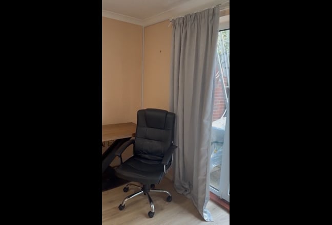 Large double bedroom near railway station Main Photo