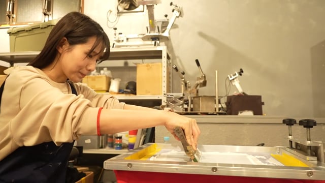 伊達朱里紗、三軒茶屋でTシャツを作る。